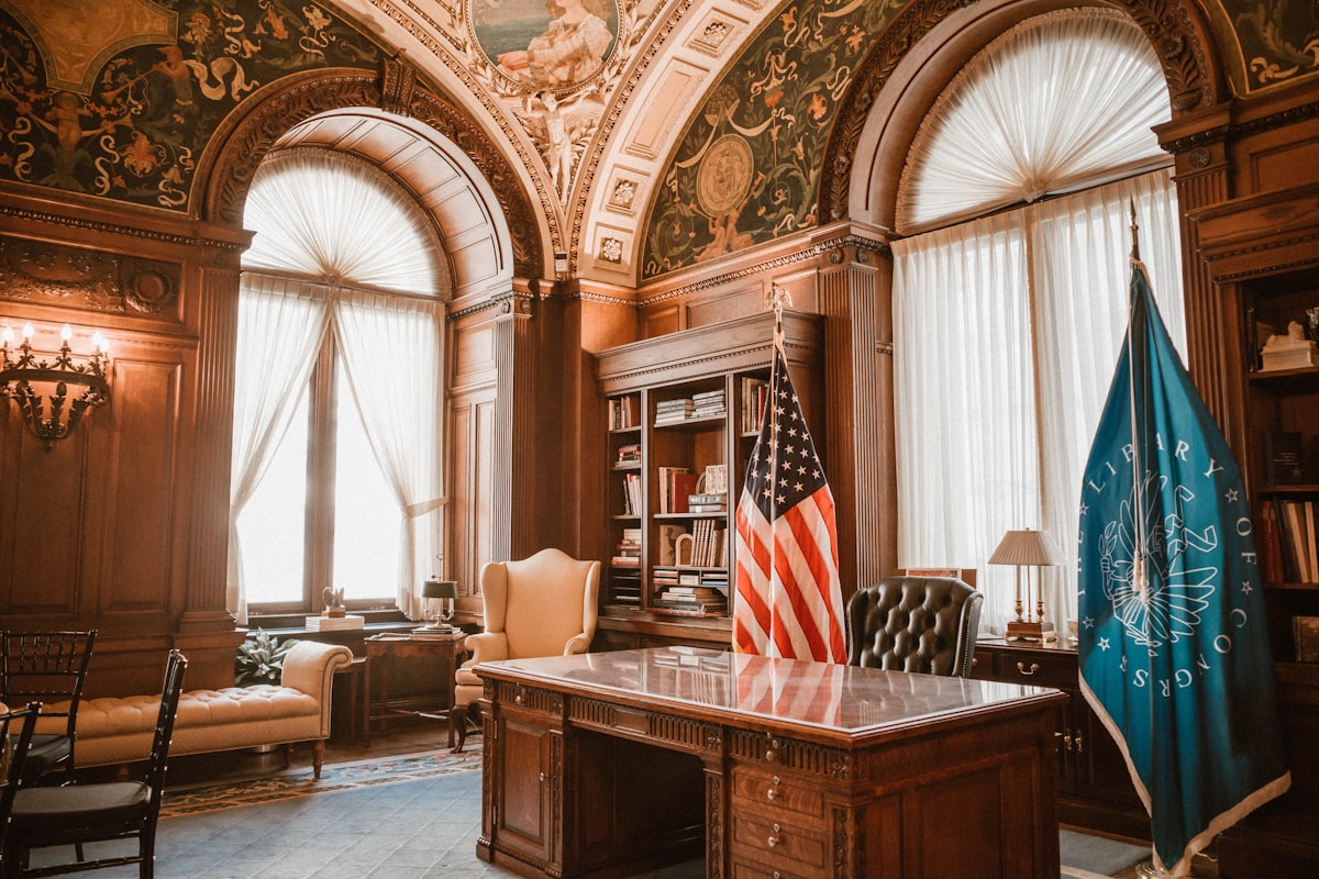 Elegantní pracovna — detail stolu s dokumenty.